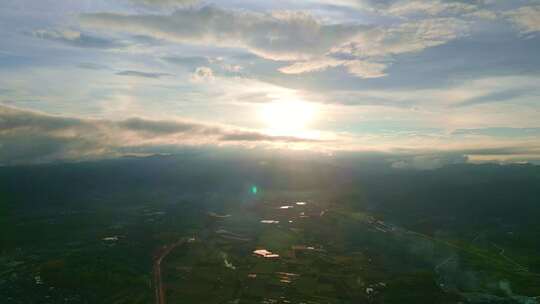 航拍夕阳时分的天空云彩和田园风光