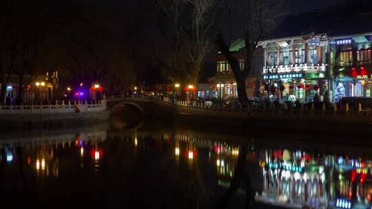 夜晚的北京河和餐厅