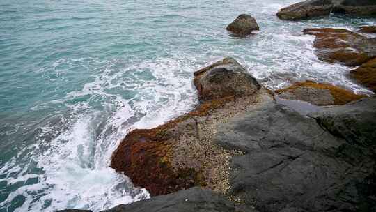 海南早晨海岛日出大海海浪拍打礁石