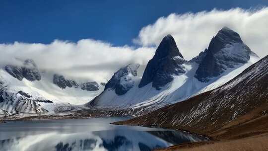 雪山下平静湖水的壮丽自然风光