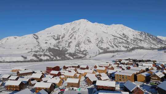 雪山下被白雪覆盖的木屋村庄全景