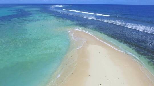 4k航拍大海海浪全景