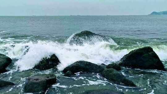 广东海陵岛十里银滩海浪拍打礁石浪花飞溅