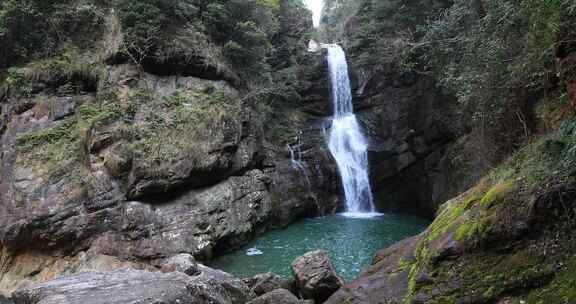 幽静山间森林瀑布美景