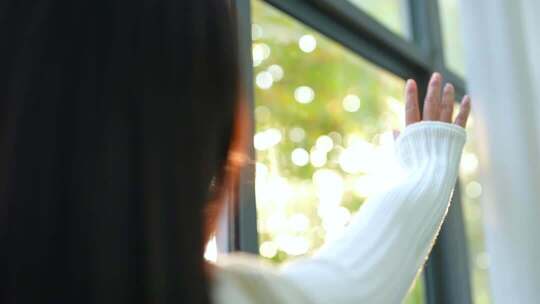 女子手指触摸阳光