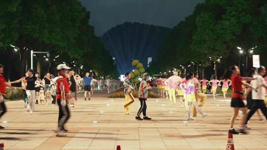 台州市市民广场跳广场舞的人群视频素材模板下载