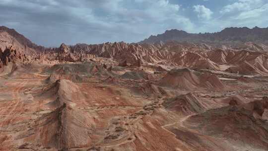 辽阔壮观的新疆天山大峡谷红色地貌自然景观