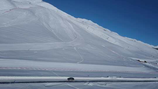 新疆禾木雪景-雪山跟车左行