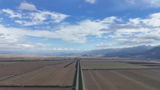 大西北地区一望无际农业种植地的公路航拍