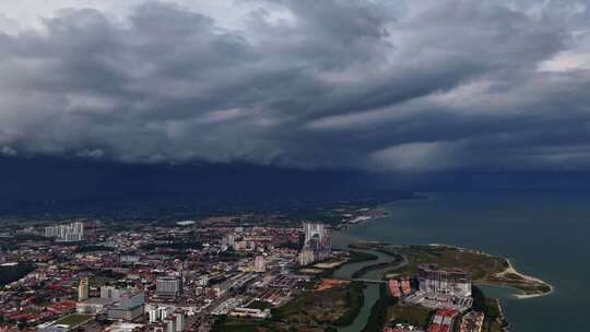 城市与海洋的空中俯瞰景象