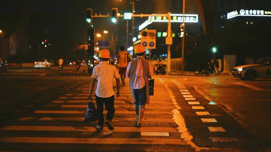 夜晚过马路的农民工视频素材模板下载