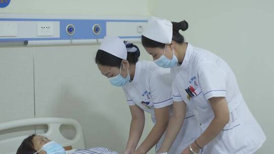 医院护士给患者测量血压视频素材模板下载