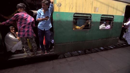 登上印度列车的乘客