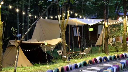 露营基地夜晚帐篷彩灯光天幕户外高清野外