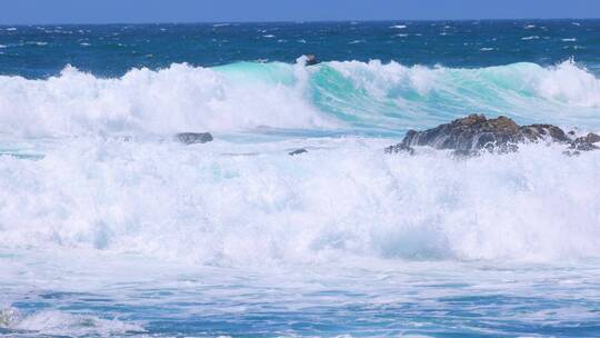 巨浪拍打海岸