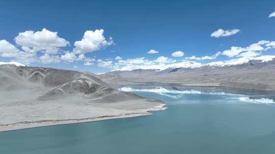 航拍新疆帕米尔高原白沙湖晴天蓝天白云景观