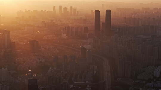 日出时金色光影中的昆明城市建筑