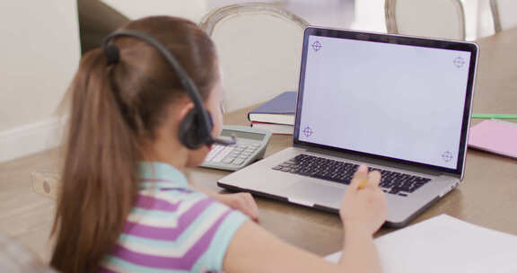 女孩在笔记本电脑上进行视频通话