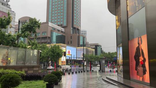 上海封城中的雨天商业街区