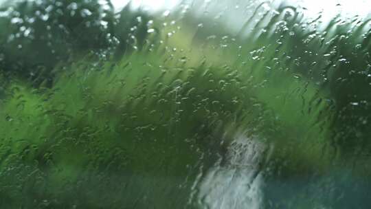雨水溅在玻璃上，玻璃上的雨滴