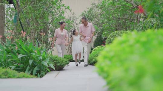 爷爷奶奶跟孙女在花园散步玩耍视频素材模板下载