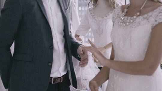 新郎为新娘戴上戒指视频素材模板下载