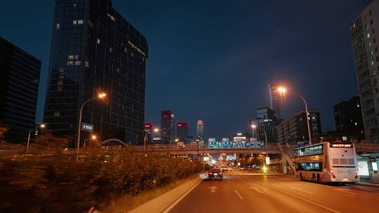 汽车行驶在城市夜景