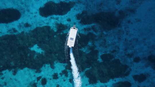 潜水船在热带珊瑚礁系统上空移动时的独特景色。高无人机