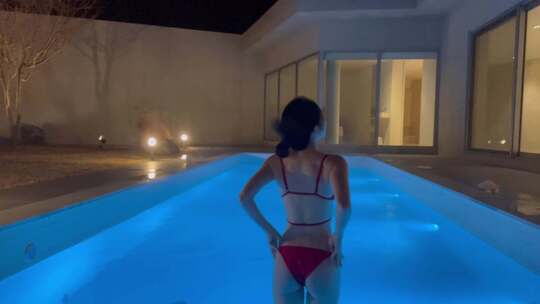 比基尼美女扎头发准备在度假酒店泳池游泳