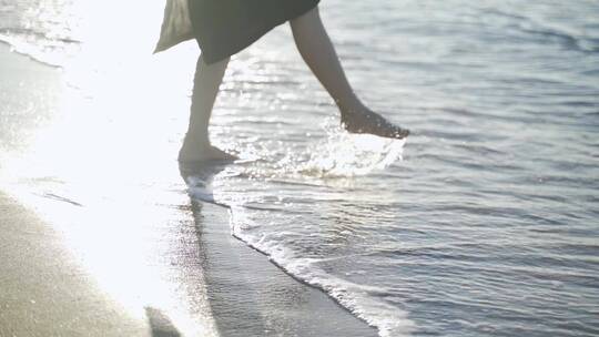 美女海边玩海水沙滩踢海水玩耍阳光海滩海浪