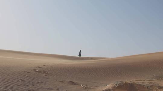 青海旅游徒步励志前行沙漠脚步背影