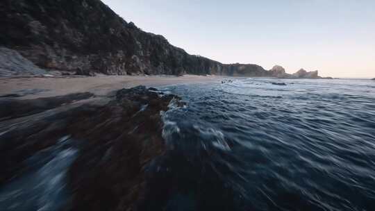 FPV航拍海浪海滩海岛新南威尔士州马头岩