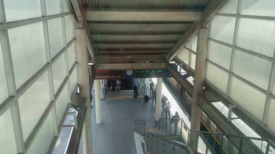 火车站站台人流旅客升降梯
