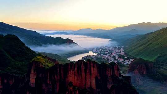 从高山上俯瞰村子湖泊乡村振兴旅行