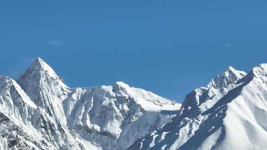 航拍西藏昌都然乌湖旁的雪山