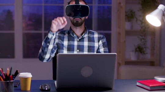年轻人使用虚拟现实护目镜