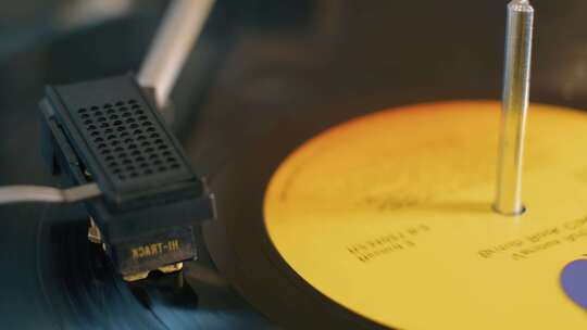 黑胶唱片与唱片机特写