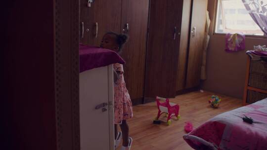 小女孩在卧室找玩具视频素材模板下载