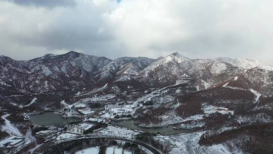 雪后山峦