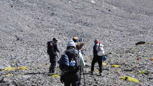 攀登四川雪宝顶的登山者徒步进山