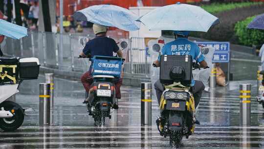 升格雨天的外卖小哥