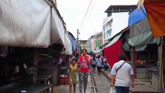 泰国曼谷美功铁路市场路人