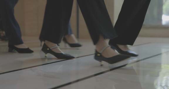 女性穿着高跟鞋整齐的走出电梯