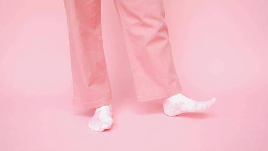 穿粉红色裤子和袜子的人视频素材模板下载