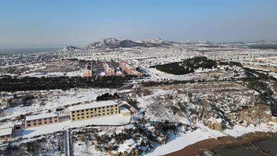 航拍山东荣成西霞口景区雪后的山野