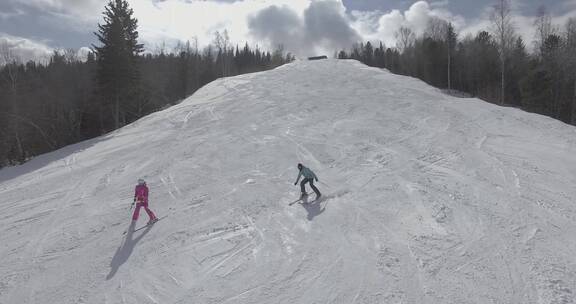 滑雪场上的游客4K航拍素材