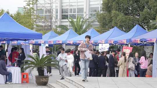 高校大学校园招聘会双选会大学生应聘