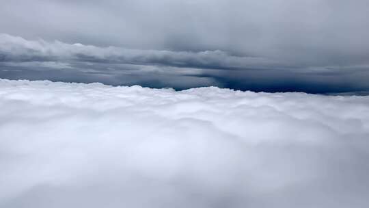 飞机穿越云层