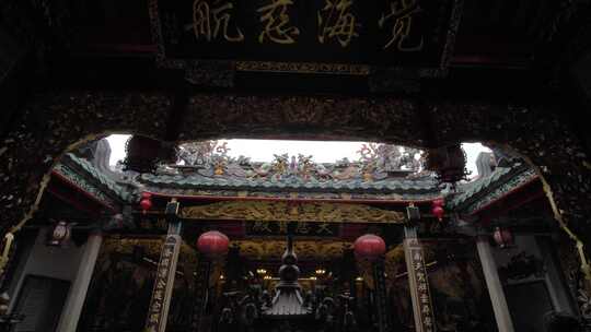 汕头宗教佛教寺庙观音庙内部天井金碧辉煌