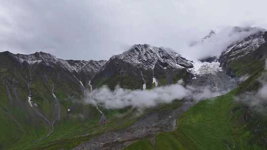 航拍四川甘孜海螺沟景区扇子山雪山草甸风光